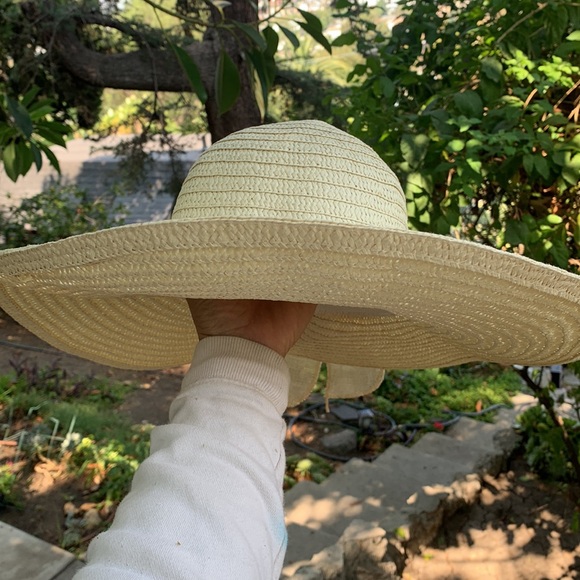 Tan beach hat - Picture 2 of 4